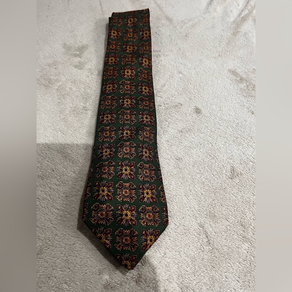 Vintage CHANEL Green and Red Patterned silk Tie in excellent condition